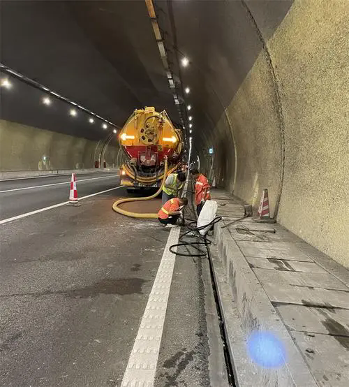 简阳隧道排水渠清淤